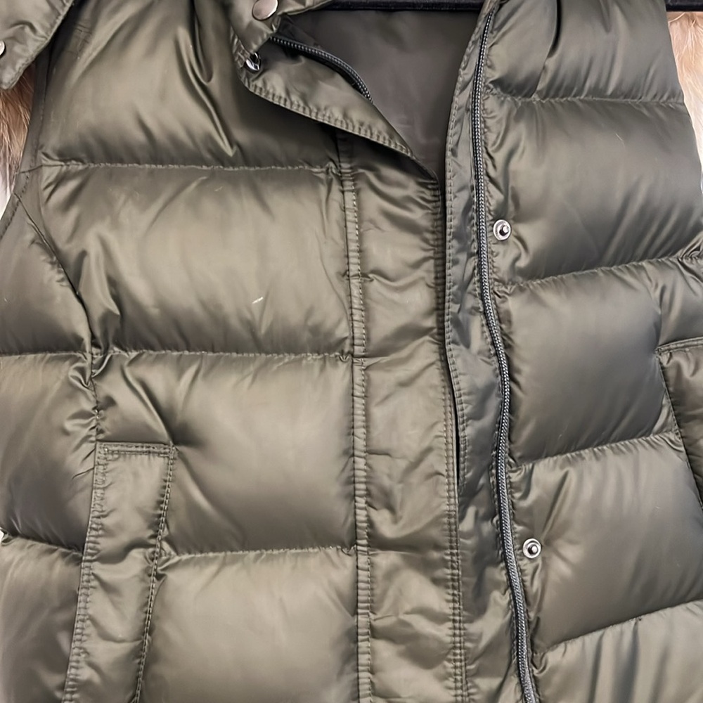 Like new - Theory down vest with raccoon fur trim. Removable hood, size M - Picture 12 of 12